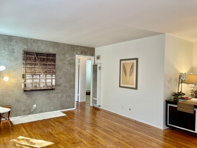 Building Photo - 3611 Beethoven St