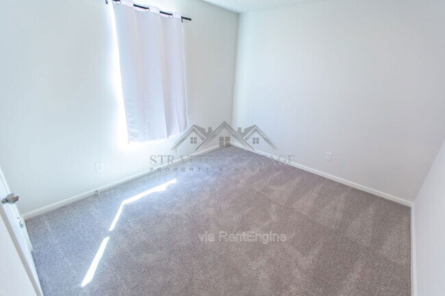 Building Photo - 3510 Mateo Dr