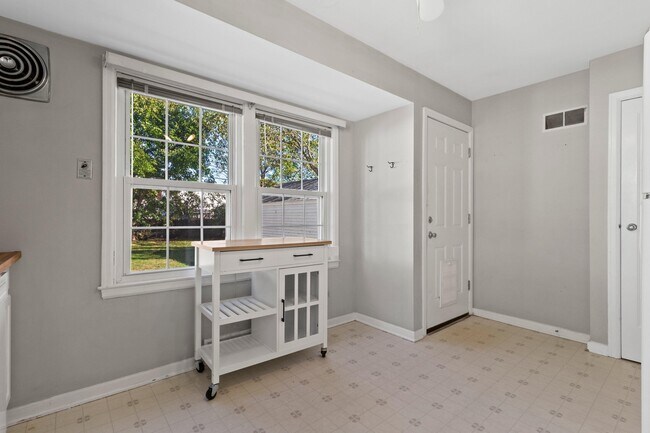 Building Photo - 4918 N Berkeley Blvd