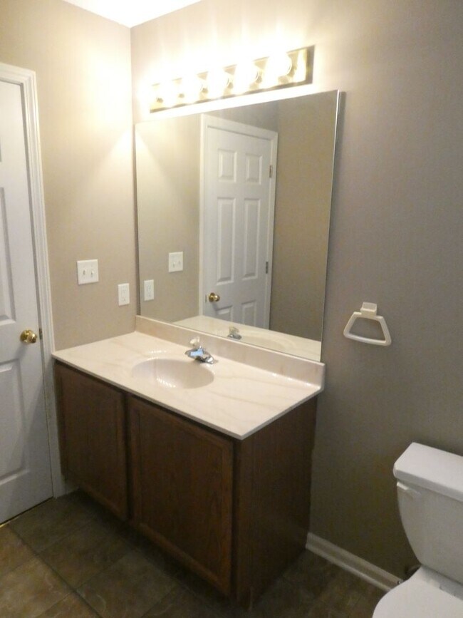 Building Photo - 3 Bedroom 2 Bath Home in Seven Oaks Neighborhood