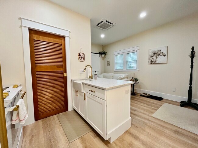 Building Photo - 853 W 8th St