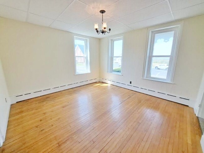 Building Photo - 3 Bed / 1-1/2 Bath Single Family w/2 Car G...