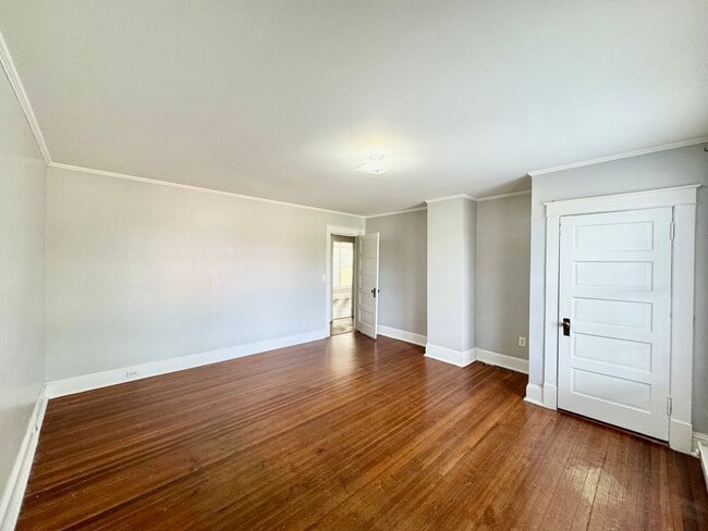 Building Photo - A Great Place to Call Home! Upstairs Apart...