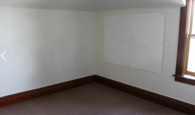 Building Photo - 5 bedroom, 2 bath home available in York neighborhood!