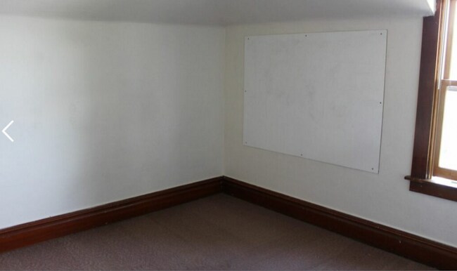 Building Photo - 5 bedroom, 2 bath home available in York neighborhood !With a Signed Lease Receive a $2,000 gift ...