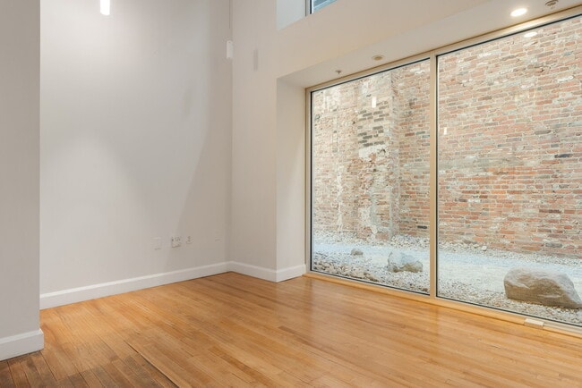 Building Photo - 106 N High St