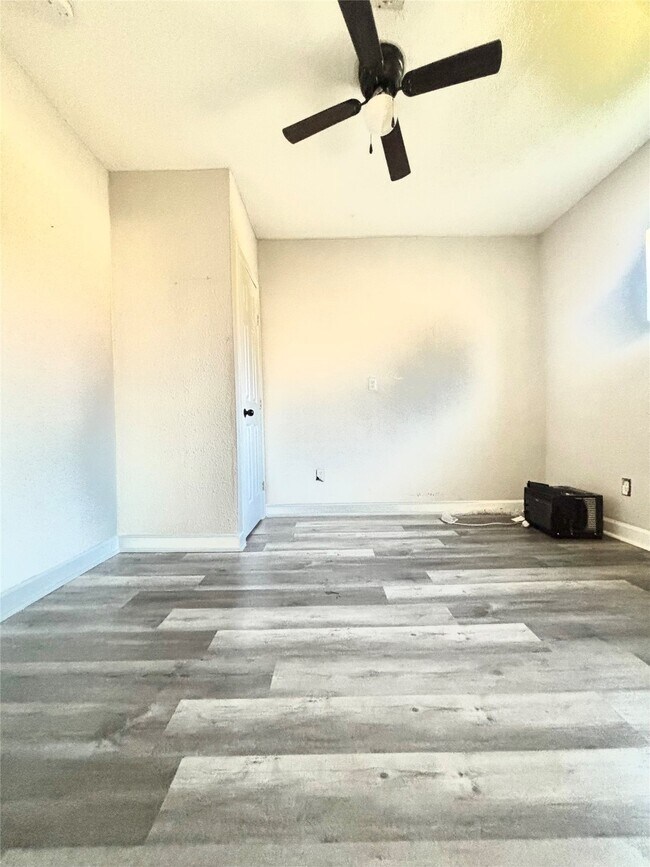 Building Photo - 1205 Bank Dr