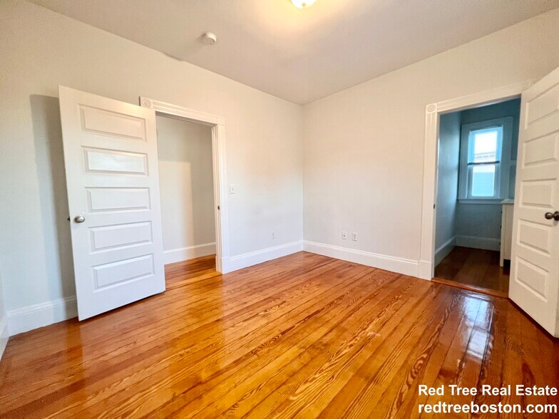 Building Photo - 15 Romsey St