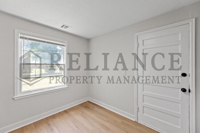 Building Photo - 1103 S Waverly St