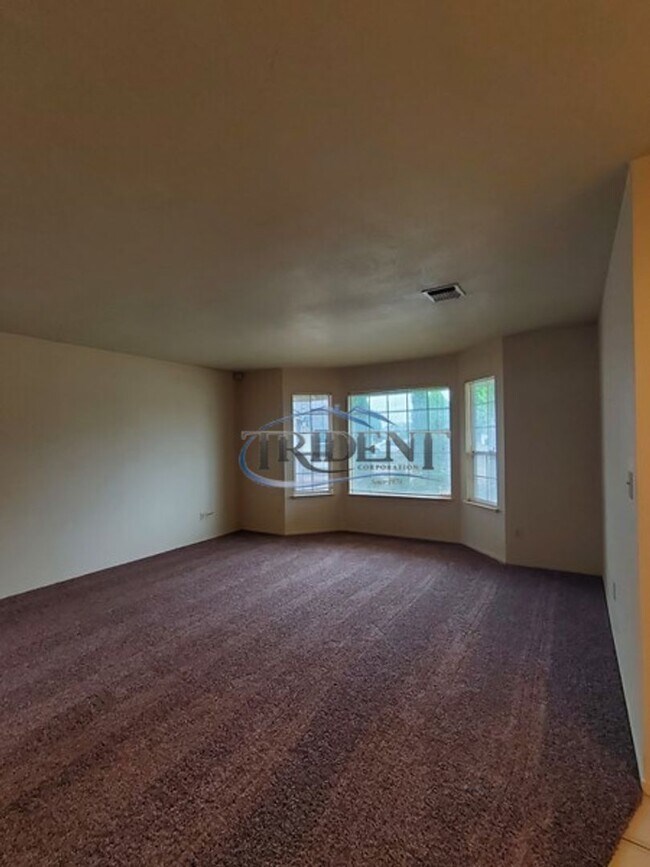 Building Photo - Beautiful Yuba City home on a large lot