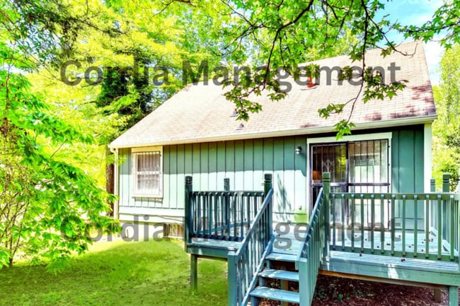 Building Photo - 3 Bedroom 1.5 Bathroom Home available now