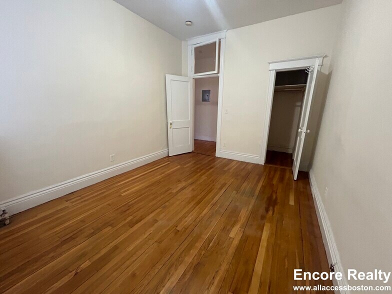 Building Photo - 376 Riverway