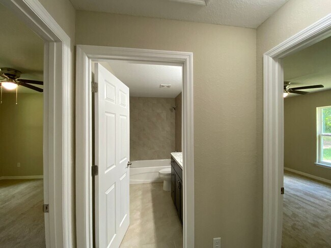 Building Photo - Custom Home - Desirable SE Ocala Neighborh...