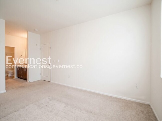Building Photo - 2 Bed/2 Bath Condo with Garage / Vouchers Accepted / Available Now!