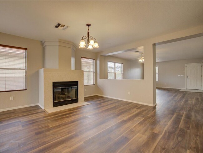 Building Photo - 4 Bedroom 2 Bathroom