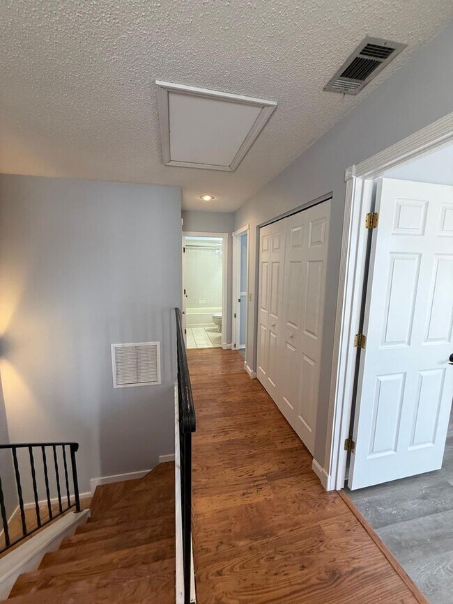 Building Photo - 1030 Knoll Wood Ct