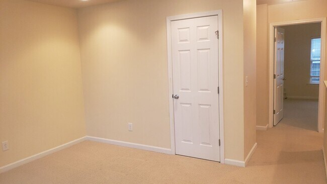 Building Photo - Awesome 2Br 2.5Ba Townhome w/ Bonus Room & Garage!  Available 7/3!