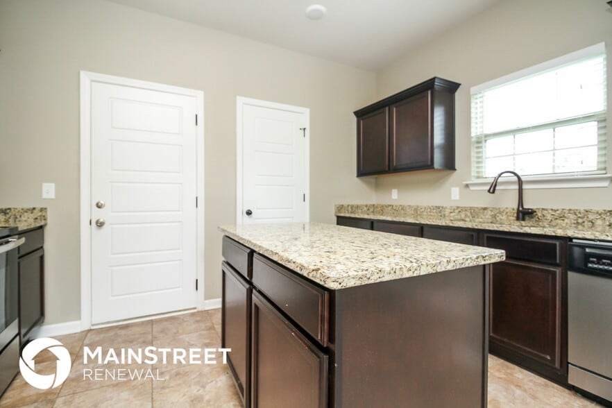 Building Photo - 160 Lyndhurst Dr