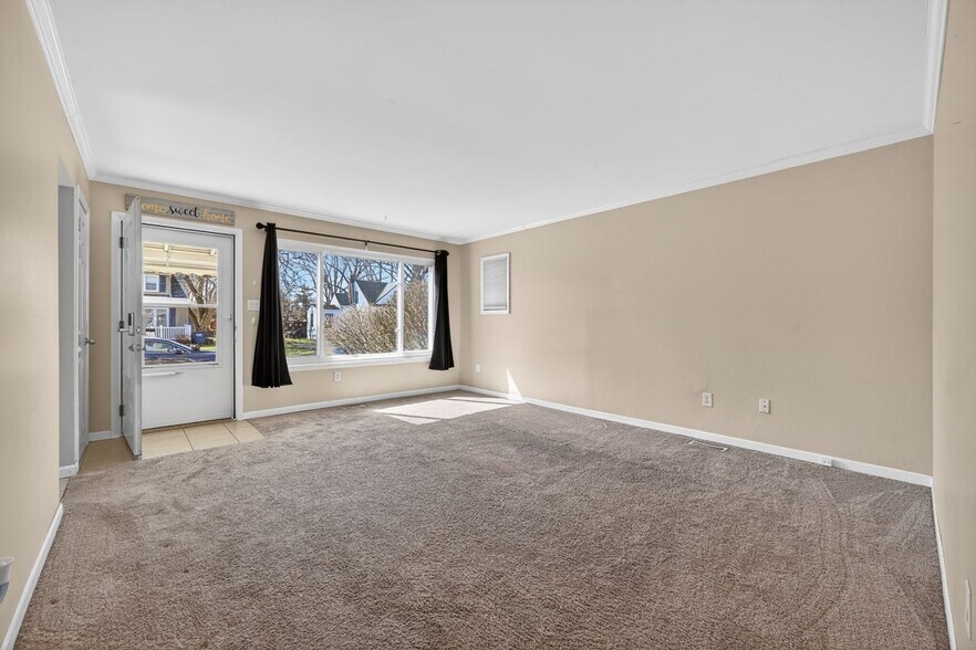 Building Photo - 35046 Rosslyn St