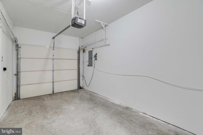 Building Photo - 220 W George St