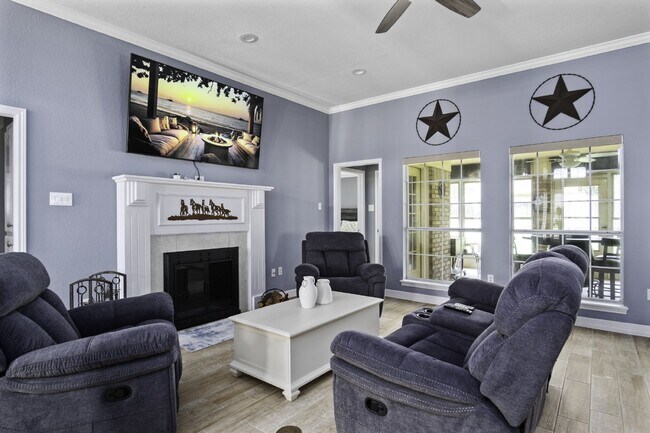 Building Photo - "Spacious 4-Bedroom Home with 3 Full Baths...