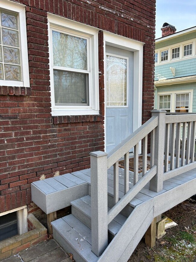 Building Photo - Central - Beautifully Restored and Updated Apartment
