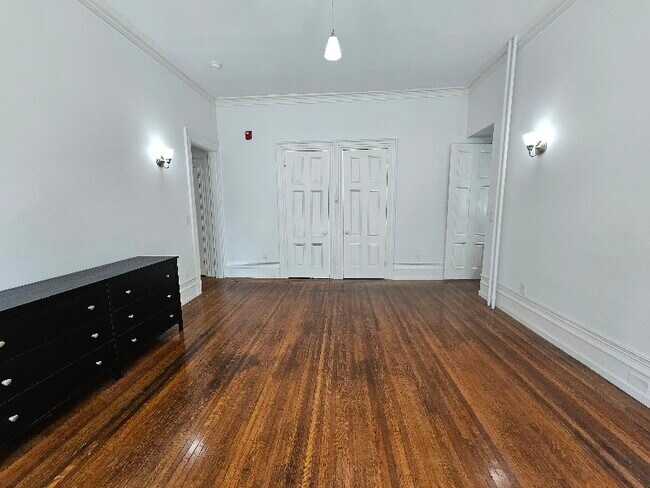 Building Photo - 142 Sumac St