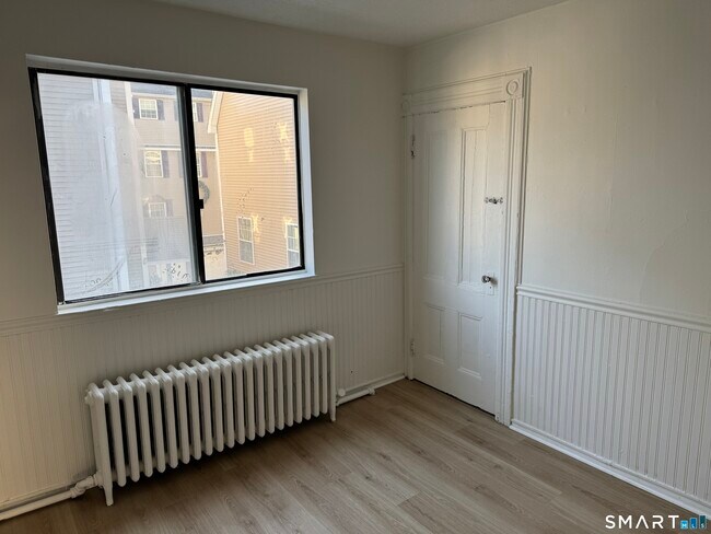 Building Photo - 57 Seaside Ave