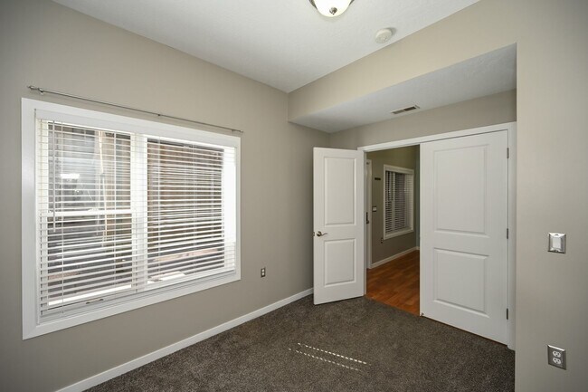 Building Photo - Stunning Condo in Excellent Salt Lake Loca...