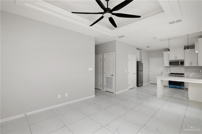 Building Photo - 11 Deluxe St