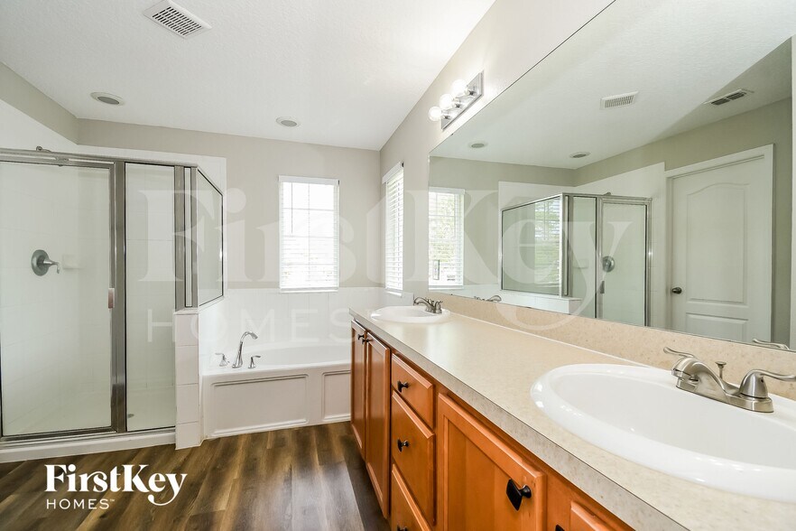 Building Photo - 1504 Falabella Dr