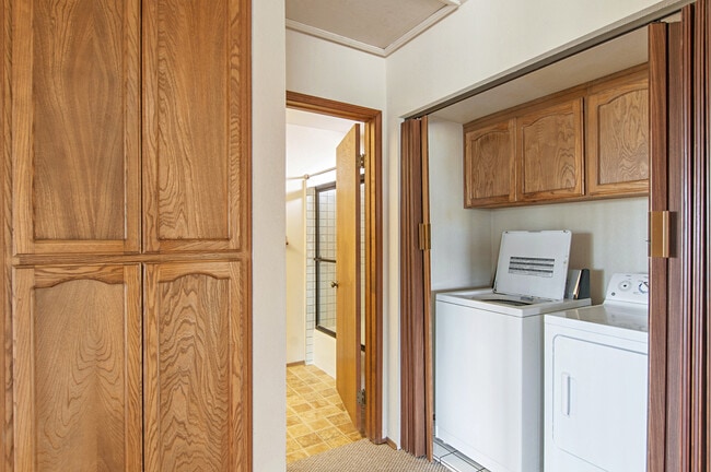 Building Photo - STUNNING BAY PARK 2BD/2BA CONDO WITH BAY V...