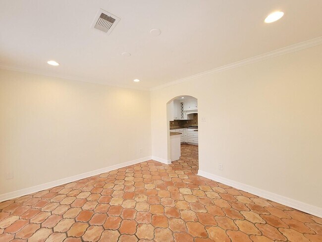 Building Photo - BEAUTIFUL LARGE 4 BEDROOM 2.5 BATH HOME