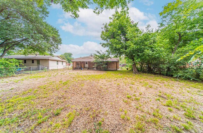 Building Photo - 1212 Dover Dr