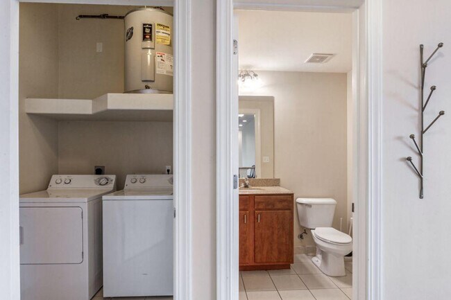 Building Photo - 925 Common St