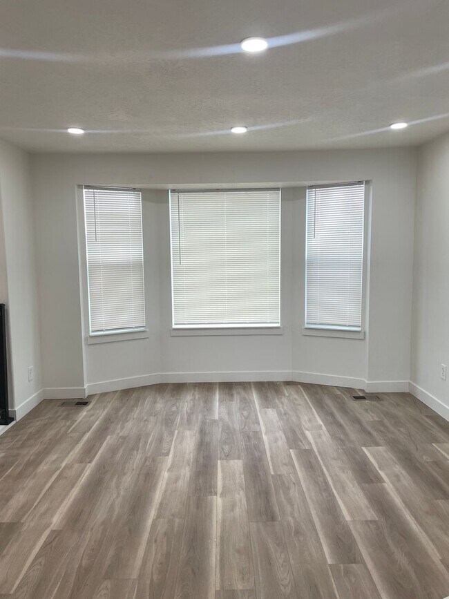 Building Photo - 3 bedroom, 1 bath unit. Newly Remodeled.