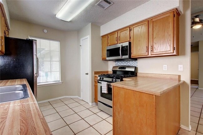 Building Photo - 5822 Shreveport Dr