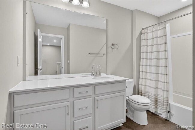 Building Photo - Modern 3-Bedroom Condo in Lake Orion Near I-75