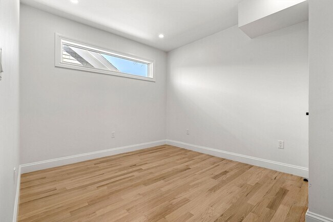 Building Photo - 53 Dustin St