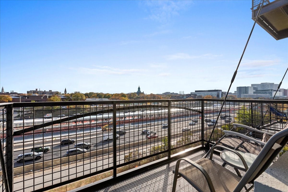 Building Photo - 1224 W Van Buren St