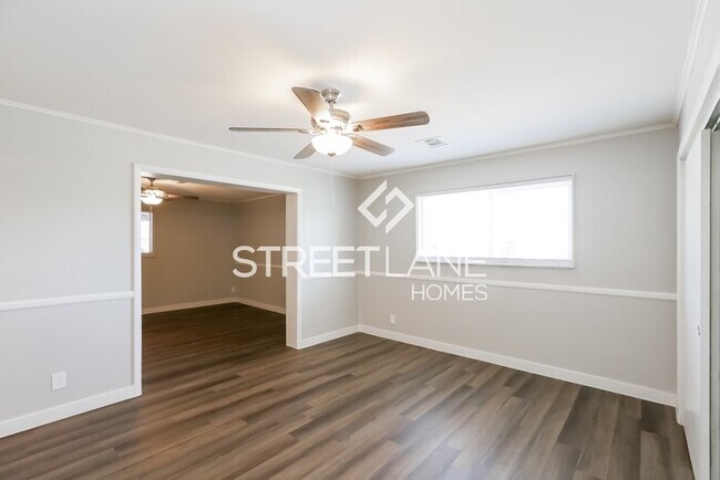 Building Photo - Spacious 4 bedroom home with a POOL in Pho...