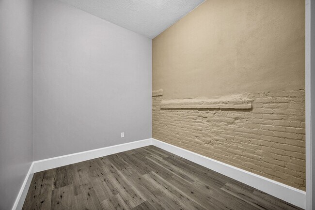 Building Photo - 318 S Locust St