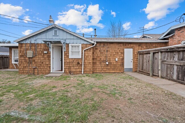 Building Photo - 5-Bedroom Home Available for Summer 2026 Pre-Lease!