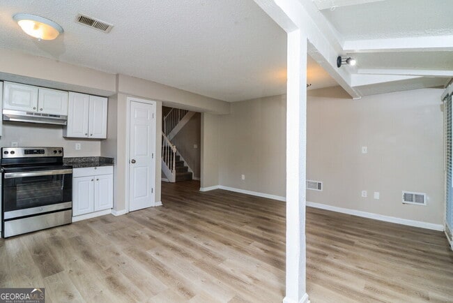 Building Photo - 961 Woodmont Dr