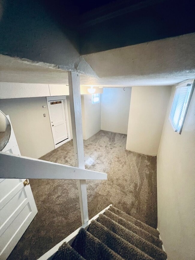 Building Photo - Large 2 bed 1 bath Duplex in Dundee!