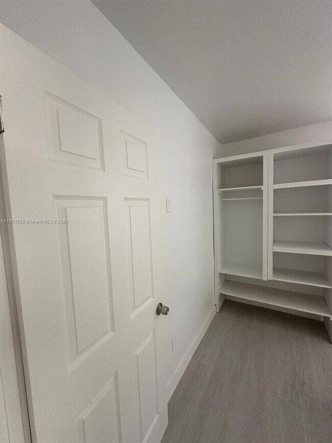 Building Photo - 1754 NE 48th Ct