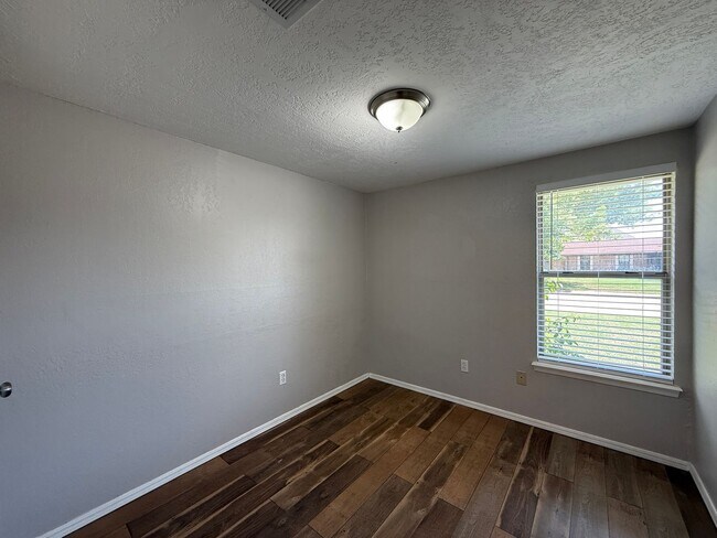 Building Photo - Convenience and Charm Meet! 4 bedroom