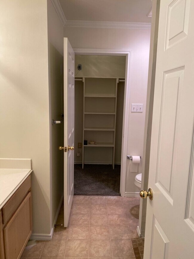 Building Photo - CUTE 3 BEDROOM IN SPRING CREEK FOREST*NEIS...