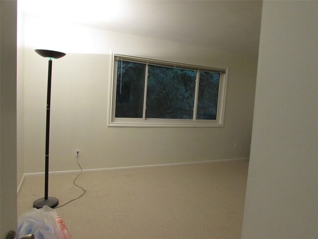 Building Photo - 201 Vanderpool Ln