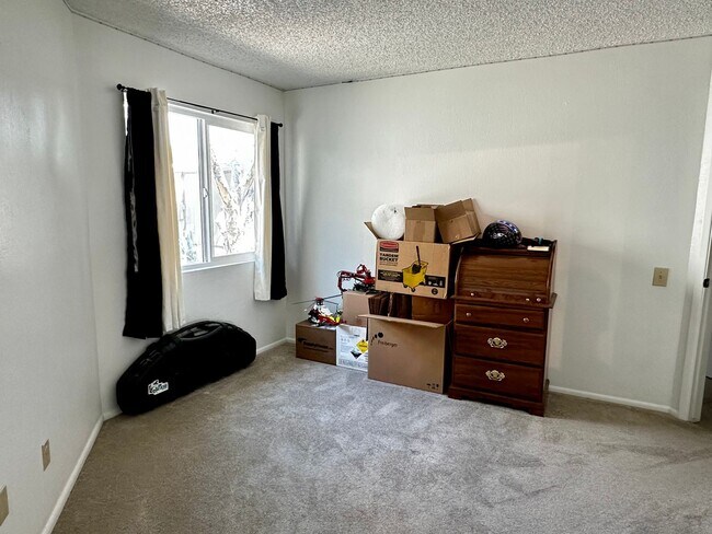 Building Photo - UPDATED 3 BEDROOM 2 BATHROOM CONVENIENTLY ...